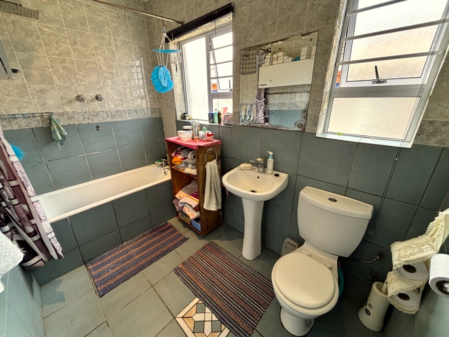5 Bedroom Property for Sale in Lotus River Western Cape